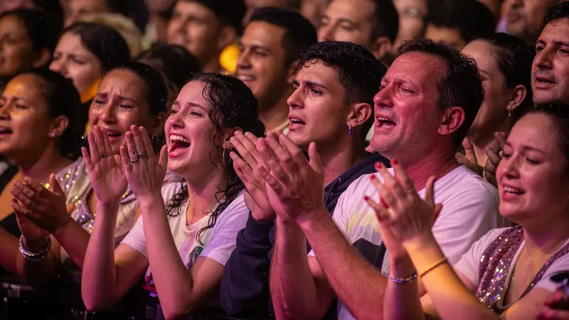 Crowd energy during a decisive finals map from aisle level